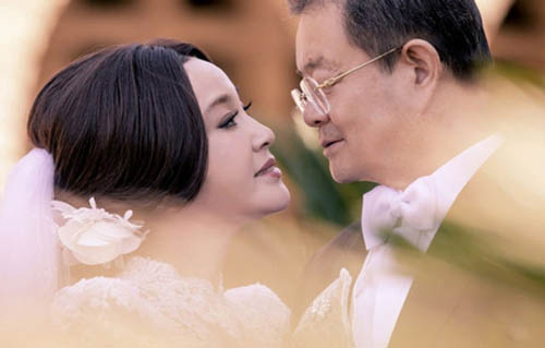 Chồng mới của Lưu Hiểu Khánh đã qua 2 đời vợ và bị tố có con rơi 1