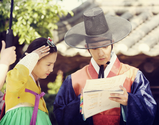 Lee Jun Ki và người đẹp học kịch bản trên lưng ngựa 1