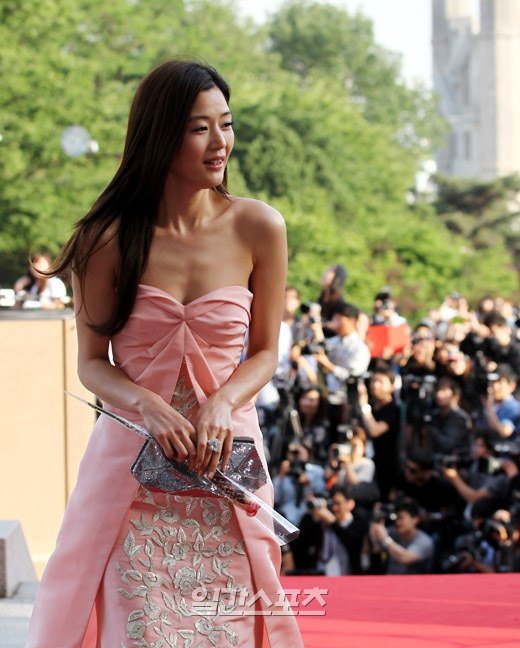 Jeon Ji Hyun đầy thanh lịch bước trên thảm đỏ Baeksang 3