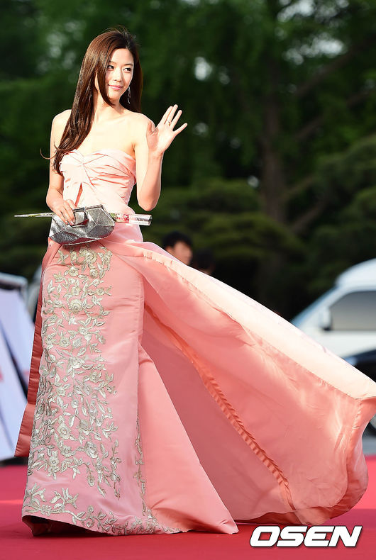 Jeon Ji Hyun đầy thanh lịch bước trên thảm đỏ Baeksang 6