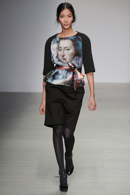 Hoàng Thùy sải bước tự tin cùng mẫu quốc tế tại Tuần lễ thời trang London 14