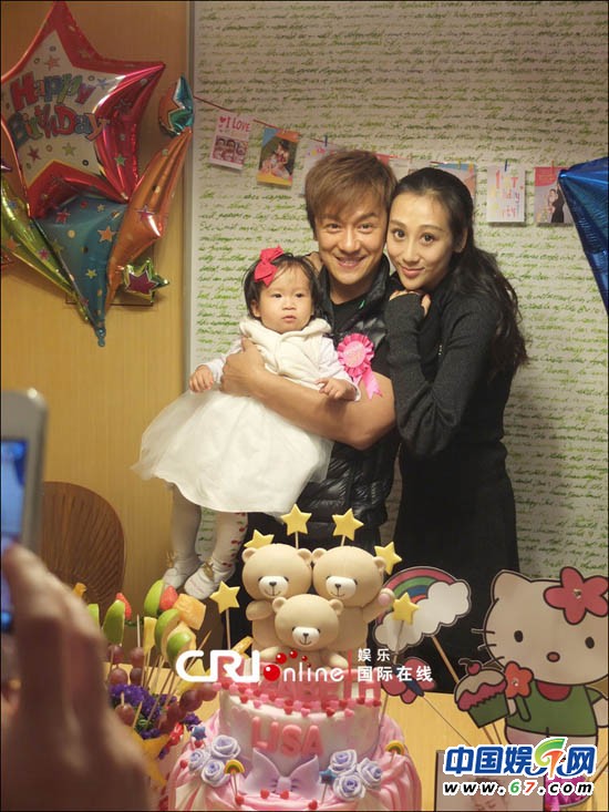 Trần Hạo Dân hạnh phúc mừng sinh nhật vợ và con gái  1