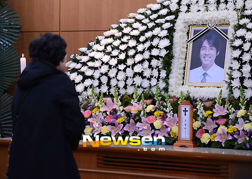 Đám tang chồng cũ Choi Jin Sil thưa thớt người tiễn đưa 2