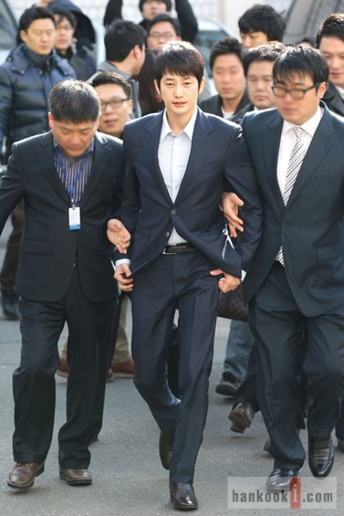 Park Shi Hoo thu&ecirc; th&ecirc;m c&ocirc;ng ty luật để đấu tranh đến c&ugrave;ng  2