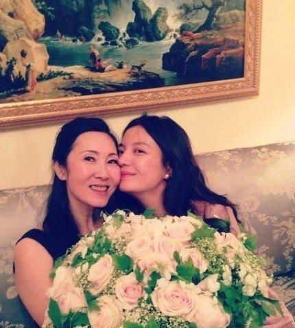 Triệu Vy vội v&agrave;ng x&oacute;a ảnh mẹ chồng trẻ đẹp 1