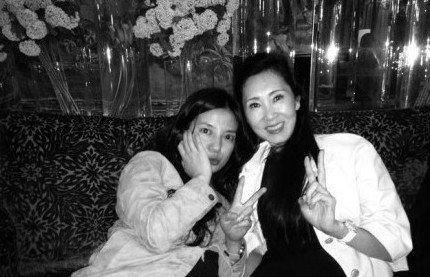 Triệu Vy vội v&agrave;ng x&oacute;a ảnh mẹ chồng trẻ đẹp 2