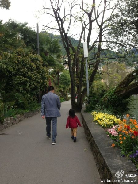 Triệu Vy vội v&agrave;ng x&oacute;a ảnh mẹ chồng trẻ đẹp 4