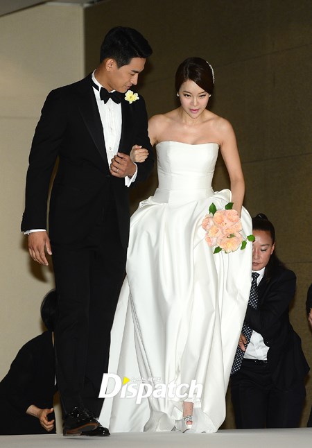 “Nữ hoàng nhạc phim” Baek Ji Young xinh đẹp trong ngày cưới  1