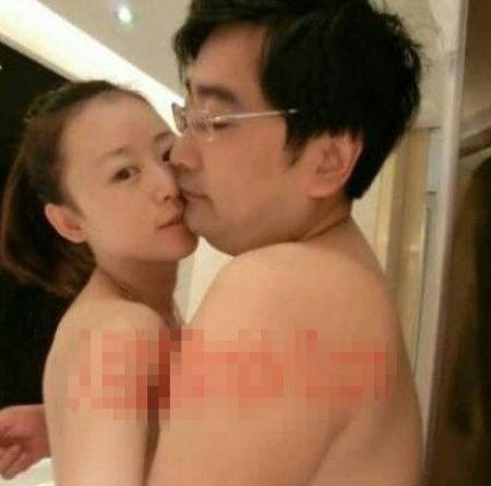 Lộ ảnh MC Trung Quốc l&agrave;m &ldquo;g&aacute;i bao&rdquo; cho quan to  2