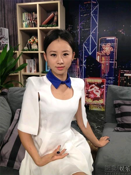 Lộ ảnh MC Trung Quốc l&agrave;m &ldquo;g&aacute;i bao&rdquo; cho quan to  4