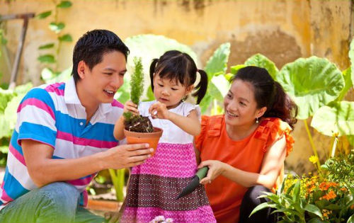 Những &ocirc;ng chồng nổi tiếng chiều vợ nhất showbiz Việt 4