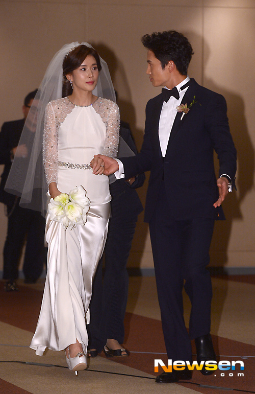 Lee Bo Young đẹp tinh khôi trong cuộc họp báo trước lễ cưới 1