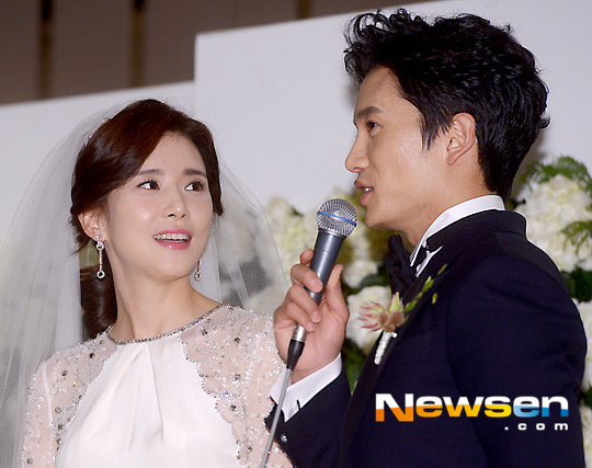 Lee Bo Young đẹp tinh khôi trong cuộc họp báo trước lễ cưới 4