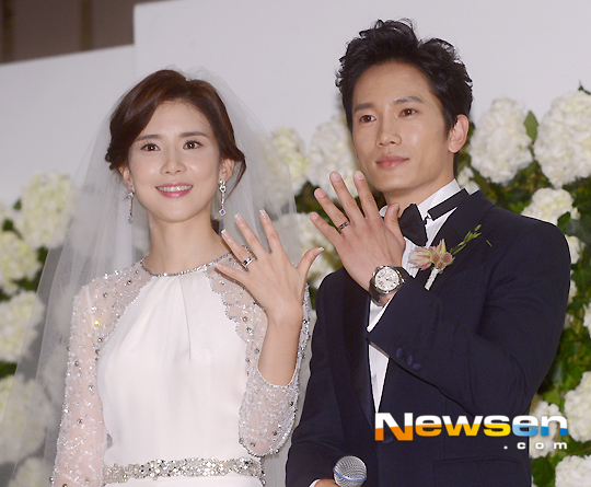 Lee Bo Young đẹp tinh khôi trong cuộc họp báo trước lễ cưới 5