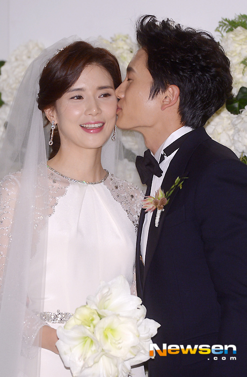 Lee Bo Young đẹp tinh khôi trong cuộc họp báo trước lễ cưới 6