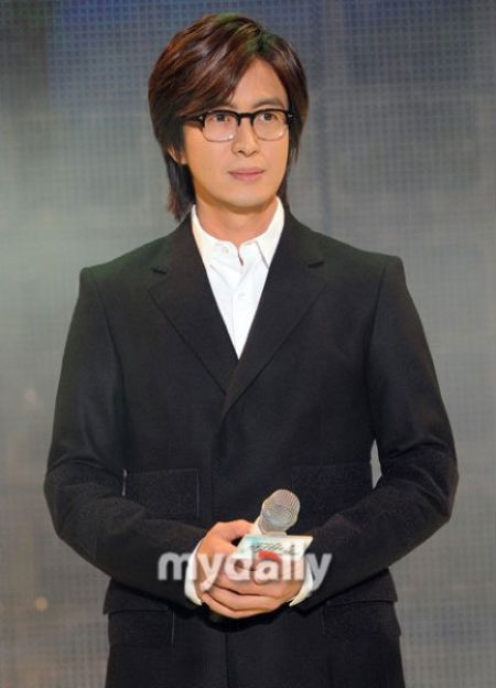 Lộ ảnh và thêm thông tin về bạn gái của Bae Yong Joon 4