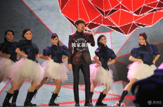 Lee Min Ho bảnh bao trong buổi diễn tập cho Gala chào xuân  2