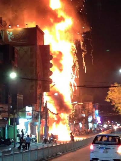 Tìm thấy 1 thi thể trong đám cháy dãy quán karaoke ở Sài Gòn 1
