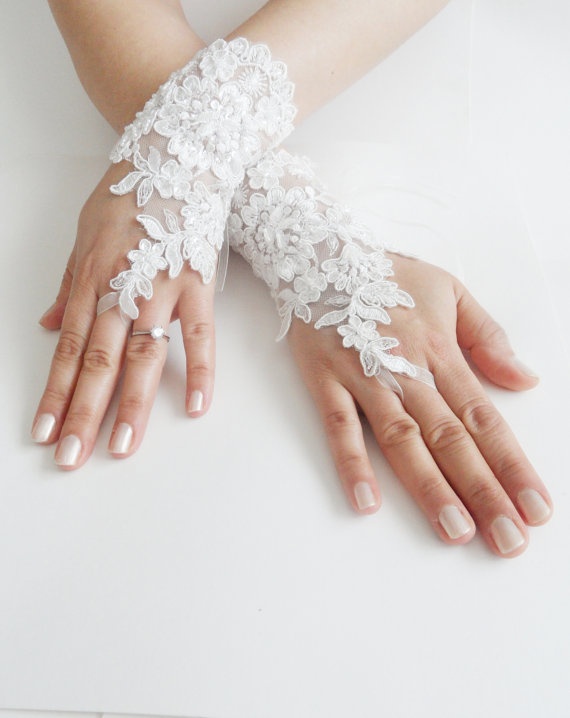 Chọn găng tay tô điểm nét kiêu sa cho cô dâu mùa thu 18
