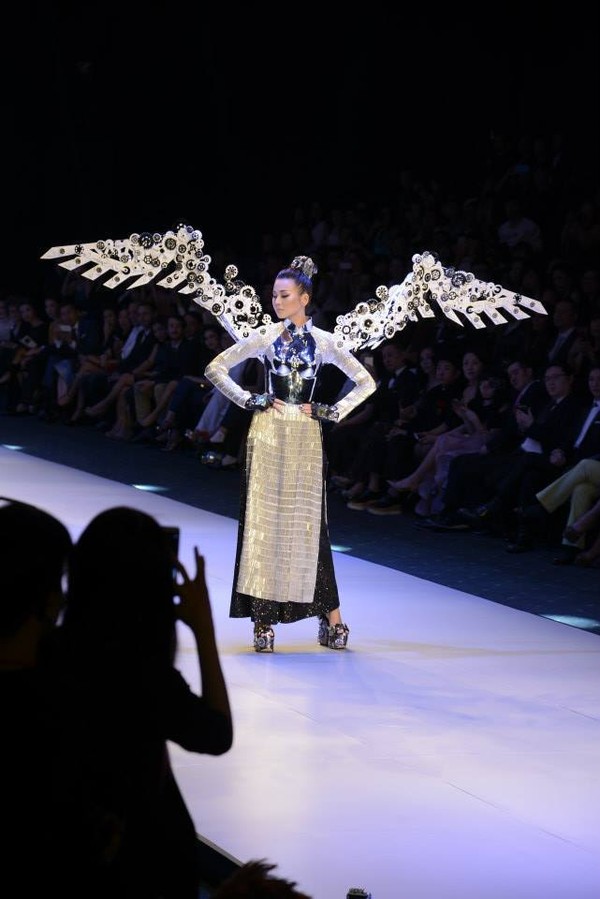 Thanh Hằng đeo c&aacute;nh c&ugrave;ng d&agrave;n mẫu đội 