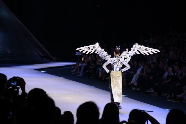 Thanh Hằng đeo c&aacute;nh c&ugrave;ng d&agrave;n mẫu đội 