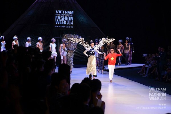 Thanh Hằng đeo c&aacute;nh c&ugrave;ng d&agrave;n mẫu đội 