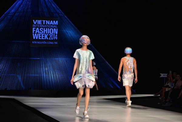 Thanh Hằng đeo c&aacute;nh c&ugrave;ng d&agrave;n mẫu đội 