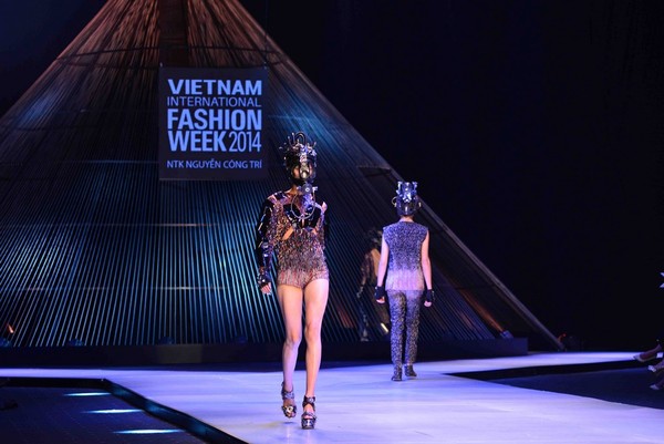 Thanh Hằng đeo c&aacute;nh c&ugrave;ng d&agrave;n mẫu đội 