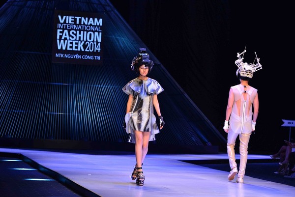 Thanh Hằng đeo c&aacute;nh c&ugrave;ng d&agrave;n mẫu đội 