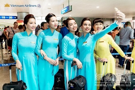 Báo Trung lên tiếng khen ngợi đồng phục mới của Vietnam Airlines 10