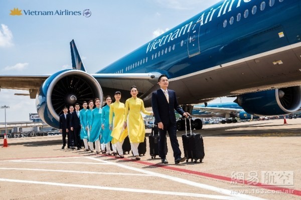 Báo Trung lên tiếng khen ngợi đồng phục mới của Vietnam Airlines 11