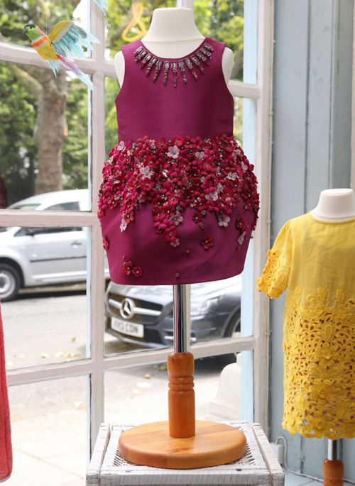 Trong số các bộ váy xinh xắn của Harper, nhiều người chú ý tới bộ váy tím hồng đính đá, thêu hoa rất cầu kỳ. Công chúa cưng của cựu tiền vệ MU chưa được trông thấy mặc lần nào bộ váy hiệu Mischka Aoki có giá bán lẻ lên tới 3.400 bảng (gần 120 triệu đồng).