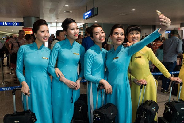 Như đã đưa tin, từ năm 2015 này, Hãng hàng không quốc gia Vietnam Airlines đã và đang thực hiện những đổi mới toàn diện để khẳng định thương hiệu ở thị trường trong nước và trở thành hãng hàng không tiên tiến, thuộc nhóm hãng hàng không đứng đầu khu vực ASEAN về quy mô, giữ vị thế chi phối trong vận tải hàng không Tiểu vùng CLMV (Campuchia, Lào, Myanmar, Việt Nam). Thay đổi bước đầu chính là đồng phục của toàn thể tiếp viên và phi công Vietnam Airlines. Hồi đầu tháng 3, Vietnam Airlines đã cho ra mắt mẫu đồng phục thử nghiệm, theo đó, đồng phục dành cho phi công và nam tiếp viên là hình tượng hoa sen của logo Vietnam Airlines và hình triện chữ Vạn - tượng trưng cho bình an, may mắn, tốt lành. Với nữ tiếp viên, hoa văn trên đồng phục là mô típ hoa sen cách điệu - tượng trưng cho sức sống mãnh liệt và sự thanh cao.  Sau những hình ảnh rò rỉ cách đây ít lâu, chiều ngày 2/7 mới đây, Vietnam Airlines đã chính thức ra mắt đồng phục hàng không mới.  Sau những hình ảnh rò rỉ về màu sắc cũng như kiểu dáng của bộ đồ phục vào ngày 25/6 vừa qua, thì chiều ngày 2/7,  cùng với việc tiếp nhận tàu bay thế hệ mới A350-900 XWB, Vietnam Airlines cũng chính thức ra mắt mẫu đồng phục mới. Được biết đồng phục của tiếp viên hàng không sẽ có 3 màu: màu vàng (hạng thương gia và tiếp viên trưởng), màu xanh ngọc (hạng thường), màu xanh da trời (dưới mặt đất).  Sau những hình ảnh rò rỉ cách đây ít lâu, chiều ngày 2/7 mới đây, Vietnam Airlines đã chính thức ra mắt đồng phục hàng không mới.Áo dài của nữ tiếp viên được cách điệu: Tà áo dài được thu ngắn lại, Cổ áo thấp hơn, mở, tạo cảm giác thoải mái và dễ chịu hơn cho các tiếp viên, đặc biệt là khi tiếp viên phục vụ trên đường bay dài.  Sau những hình ảnh rò rỉ cách đây ít lâu, chiều ngày 2/7 mới đây, Vietnam Airlines đã chính thức ra mắt đồng phục hàng không mới. Đồng phục của tiếp viên nữ sẽ có 3 màu: màu vàng (hạng thương gia và tiếp viên trưởng), màu xanh ngọc (hạng thường), màu xanh da trời (mặt đất).  Sau những hình ảnh rò rỉ cách đây ít lâu, chiều ngày 2/7 mới đây, Vietnam Airlines đã chính thức ra mắt đồng phục hàng không mới.  ra mắ Một set đồng phục của tiếp viên nữ bao gồm áo dài, vest mùa đông, giày dép đi cùng. Tuy nhiên những hình ảnh giày dép vẫn chưa được công bố. thời trang Mẫu chính thức này khác khá nhiều với hình ảnh mẫu đồng phục thử nghiệm vài tháng trước. Sau những hình ảnh rò rỉ cách đây ít lâu, chiều ngày 2/7 mới đây, Vietnam Airlines đã chính thức ra mắt đồng phục hàng không mới.Mẫu đồng phục màu vàng chính thức dành cho tiếp viên hạng thương gia và tiếp viên trưởng của Vietnam Airlines. Sau những hình ảnh rò rỉ cách đây ít lâu, chiều ngày 2/7 mới đây, Vietnam Airlines đã chính thức ra mắt đồng phục hàng không mới.  Sau những hình ảnh rò rỉ cách đây ít lâu, chiều ngày 2/7 mới đây, Vietnam Airlines đã chính thức ra mắt đồng phục hàng không mới. Sau những hình ảnh rò rỉ cách đây ít lâu, chiều ngày 2/7 mới đây, Vietnam Airlines đã chính thức ra mắt đồng phục hàng không mới.Đồng phục cho nam tiếp viên vẫn là bộ suit đen cùng cà vạt xanh họa tiết trắng nhã nhặn. Ngoài ra, một điểm mới nữa là phần bảng tên được thiết kế dáng oval thay vì dáng chữ nhật. (Ảnh: Facebook Trung Huu Nguyen)  Sau những hình ảnh rò rỉ cách đây ít lâu, chiều ngày 2/7 mới đây, Vietnam Airlines đã chính thức ra mắt đồng phục hàng không mới.  Sau những hình ảnh rò rỉ cách đây ít lâu, chiều ngày 2/7 mới đây, Vietnam Airlines đã chính thức ra mắt đồng phục hàng không mới.Cận cảnh chi tiết cổ áo của mẫu đồng phục áo dài mới.