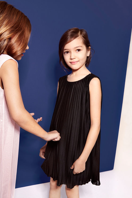 Chọn đồ sành điệu cho bé với lookbook cuối năm của Zara, H&M... 36