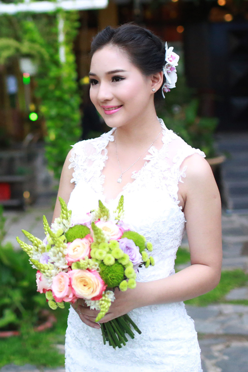 Những bộ váy cưới lộng lẫy nhất showbiz Việt năm 2014 16