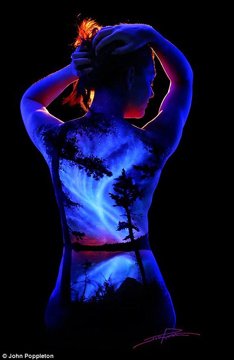 Thích thú với bộ ảnh thiên nhiên bằng tia cực tím sơn trên cơ thể người   3