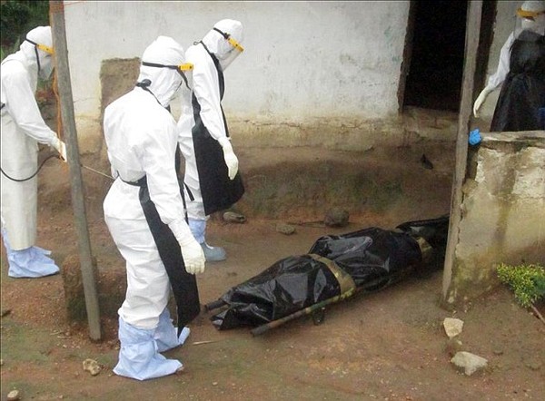 Cha mẹ chết vì Ebola, những đứa trẻ bị người thân ruồng bỏ vì sợ lây nhiễm 2