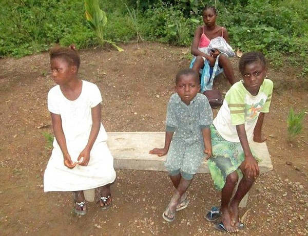 Cha mẹ chết vì Ebola, những đứa trẻ bị người thân ruồng bỏ vì sợ lây nhiễm 4