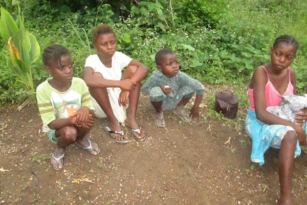 Cha mẹ chết vì Ebola, những đứa trẻ bị người thân ruồng bỏ vì sợ lây nhiễm 5