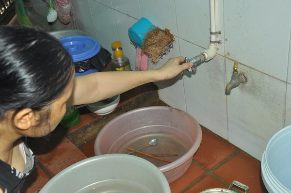 Cuộc sống hàng nghìn hộ dân Hà Nội đảo lộn vì mất nước sạch 2