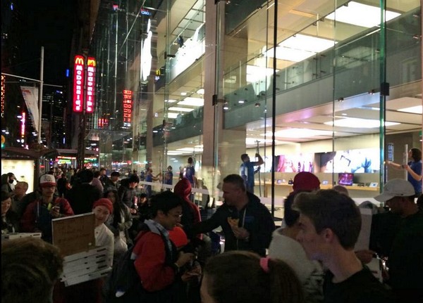 Fan toàn thế giới chen chúc xếp hàng chờ mua iPhone 6 13