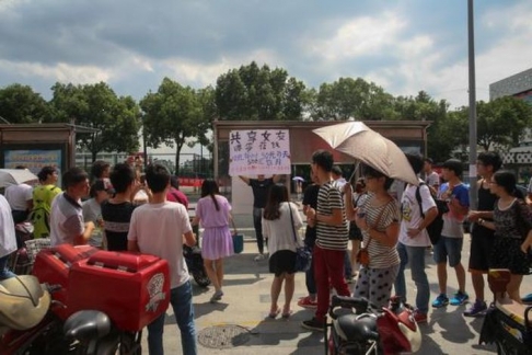 Sinh viên Trung Quốc cho thuê bạn gái lấy tiền mua iPhone 3