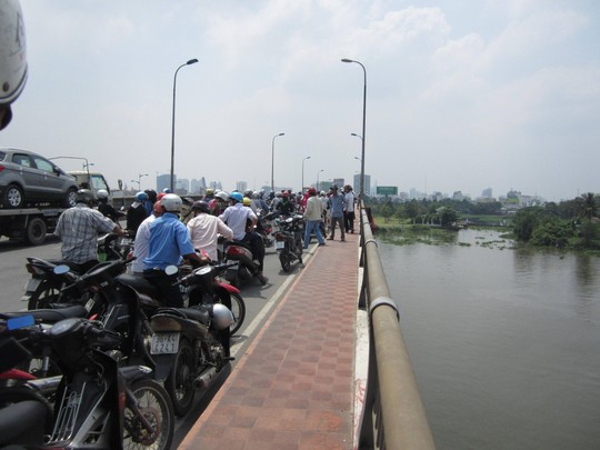 Trong v&ograve;ng 2 giờ, 2 thanh ni&ecirc;n nhảy cầu B&igrave;nh Triệu tự tử 1
