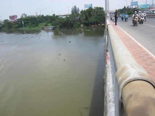 Trong v&ograve;ng 2 giờ, 2 thanh ni&ecirc;n nhảy cầu B&igrave;nh Triệu tự tử 2