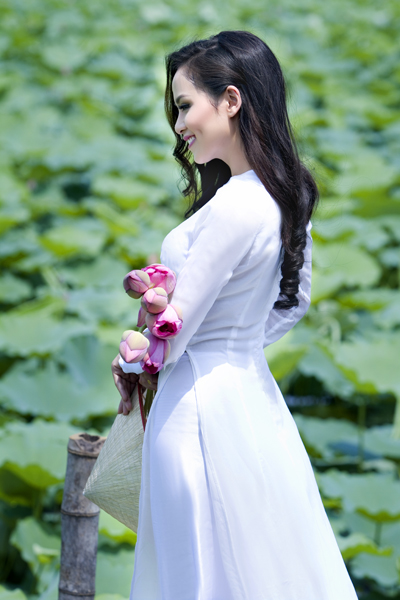 Diễm Hương e ấp bên sen hồng cùng Hoa hậu Nhật Bản 7