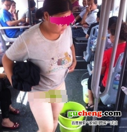 Người phụ nữ cởi hết quần tè bậy trên xe bus, không thèm mặc lại 3