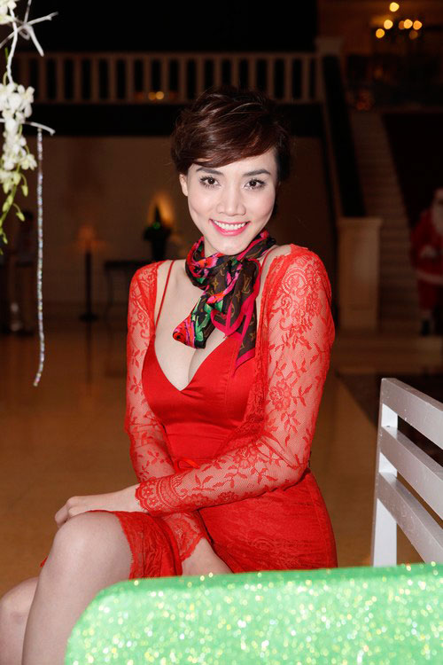 Trang Nhung khéo léo khoe ngực đầy 2 Trang Nhung khéo léo khoe ngực đầy 2