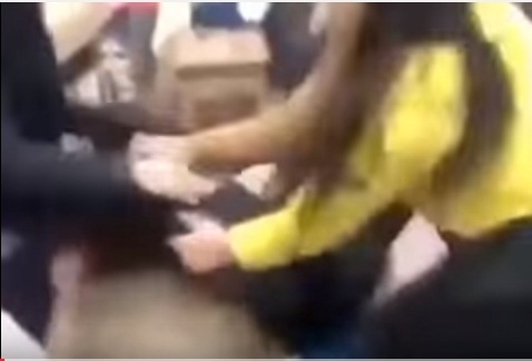 Phẫn nộ 3 nữ sinh quây tròn đánh bạn túi bụi ngay trong lớp học