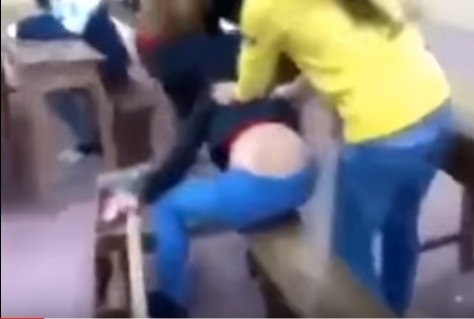 Phẫn nộ 3 nữ sinh quây tròn đánh bạn túi bụi ngay trong lớp học