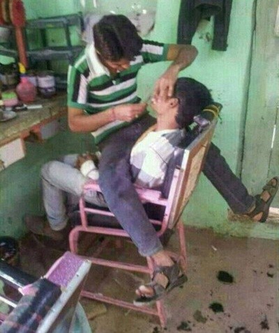 Sốc với nữ nhân viên ăn mặc mát mẻ “trèo lên đầu” khách nam cắt tóc
